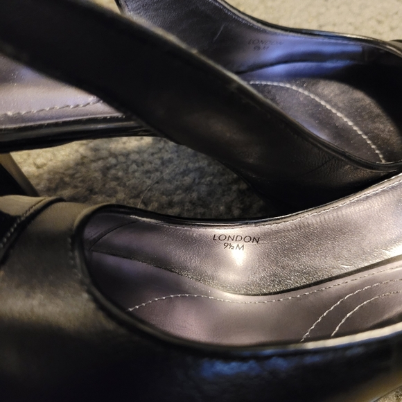 Tahari Black sling back heels - Picture 2 of 8